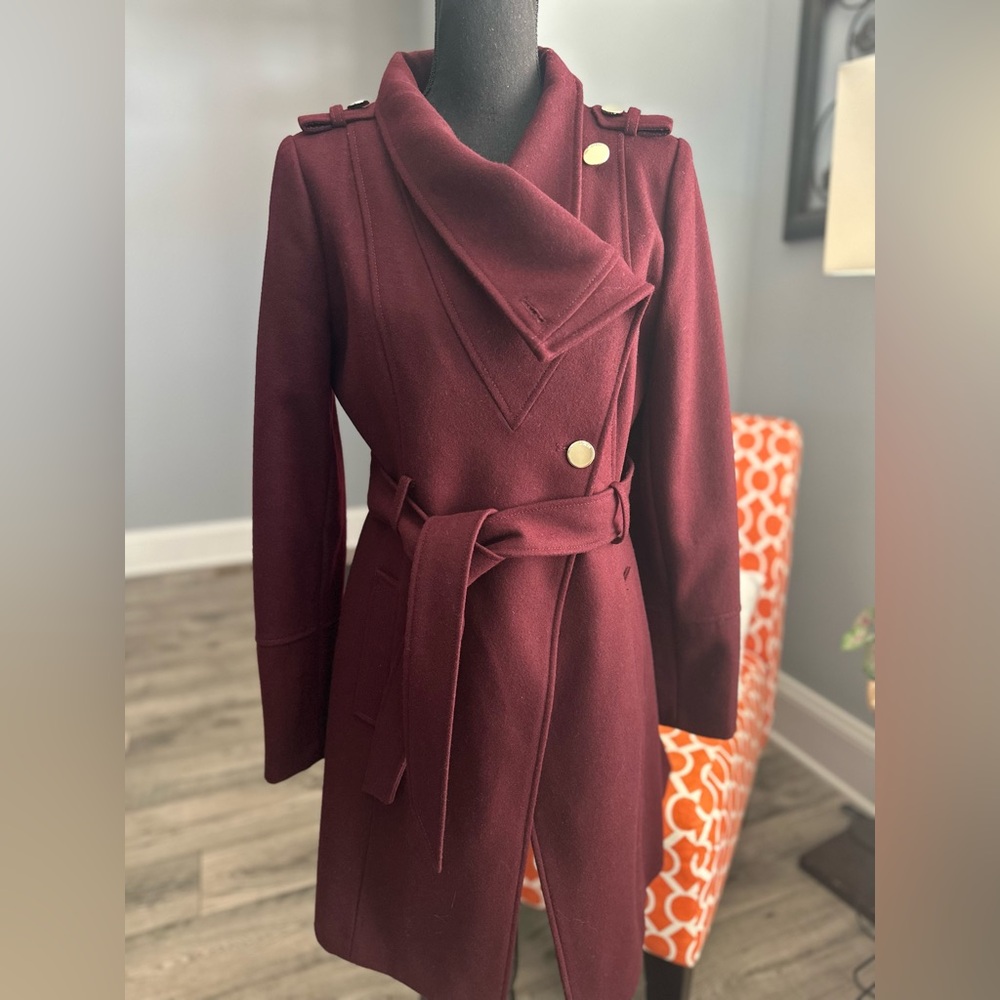 GUESS Elegant Burgundy Coat with Gold Buttons